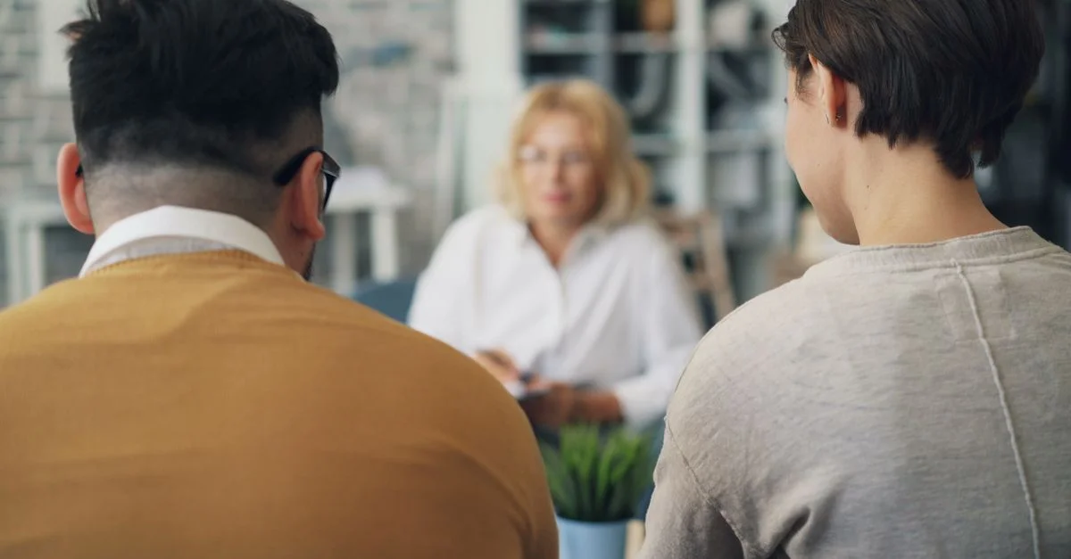 Un couple participe à une séance de conseil avec un thérapeute, se concentrant sur des conseils relationnels.