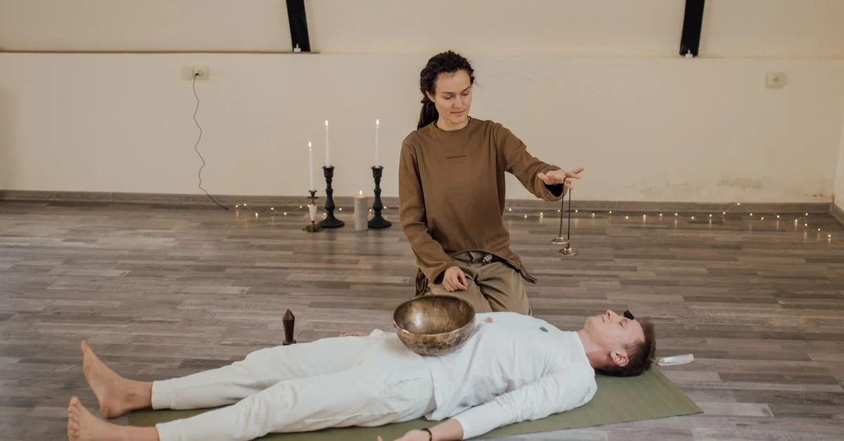 Une séance de méditation paisible utilisant un bol chantant tibétain pour le bien-être holistique.