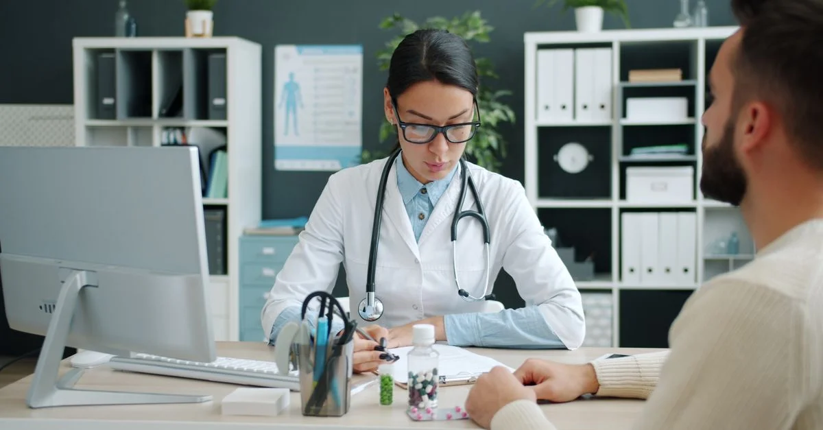Une femme médecin consulte un patient dans un cabinet moderne.